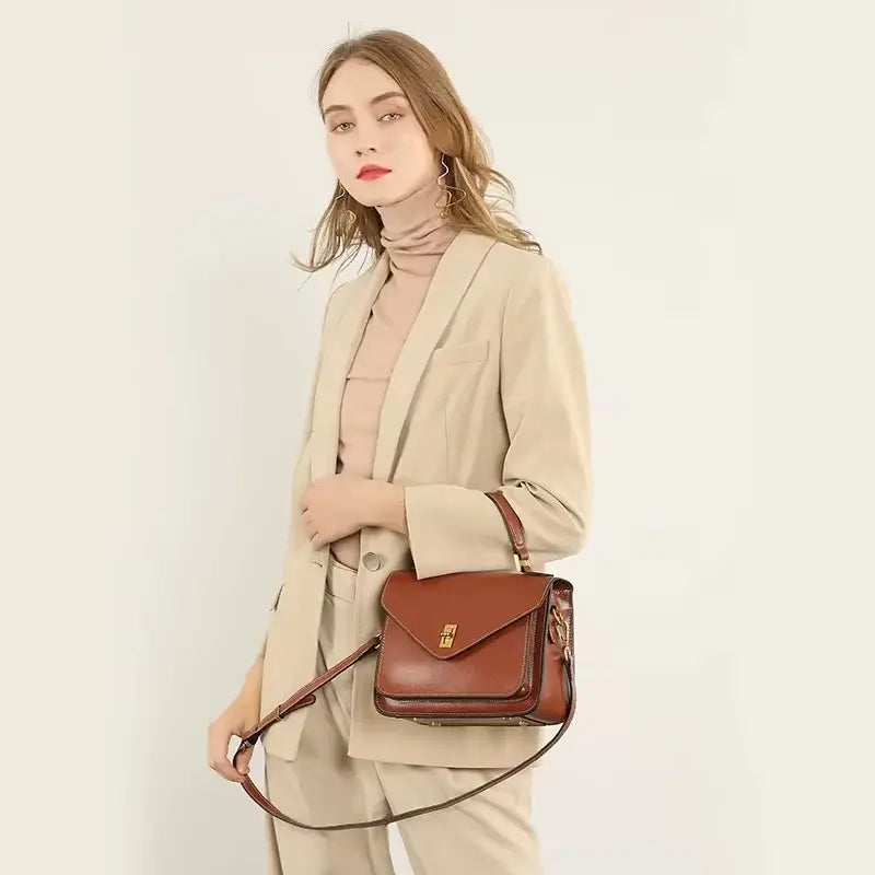 Bolsa-de-Mão-Feminina-Arielle-Marrom-Modelo-bolsa-feminina-promoção-bolsa-de-couro-feminina-bolsa-tiracolo-bolsa-tiracolo-feminino-bolsa-tiracolo-feminina-bolsa-de-couro-feminina-bolsa-de-mao-bolsa de-mao-viagem-bolsa-de-mao-festa-bolsa pequena-bolsa pequena feminino-bolsa-pequena-feminina-transversal