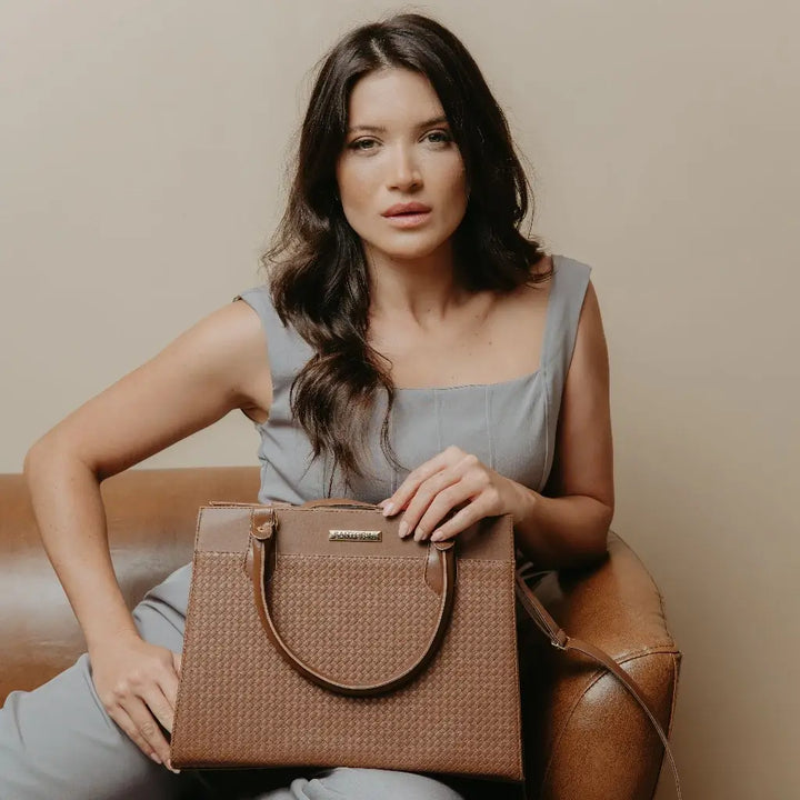 Bolsa-de-Mao-Feminina-Giulia-Marrom-bolsa-feminina-promoção-bolsa-de-couro-feminina-bolsa-tiracolo-bolsa-tiracolo-feminino-bolsa-tiracolo-feminina-bolsa-de-couro-feminina-bolsa-de-mao-bolsa de-mao-viagem-bolsa-de-mao-festa-bolsa-feminina-transversal-bolsa-grande-bolsa-grande-feminina		