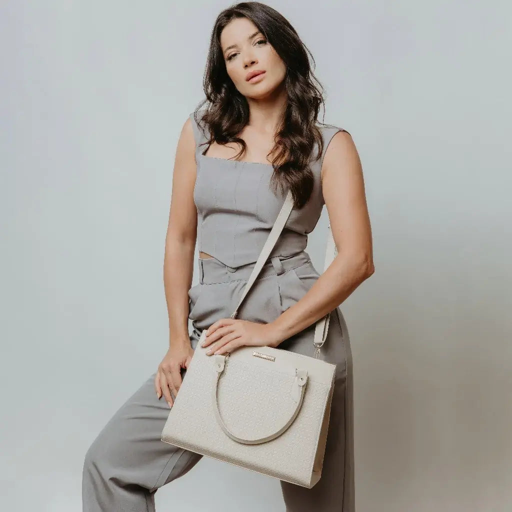 Bolsa-de-Mao-Feminina-Giulia-Modelo-Cor-Nude-bolsa-feminina-promoção-bolsa-de-couro-feminina-bolsa-tiracolo-bolsa-tiracolo-feminino-bolsa-tiracolo-feminina-bolsa-de-couro-feminina-bolsa-de-mao-bolsa de-mao-viagem-bolsa-de-mao-festa-bolsa-feminina-transversal-bolsa-grande-bolsa-grande-feminina				