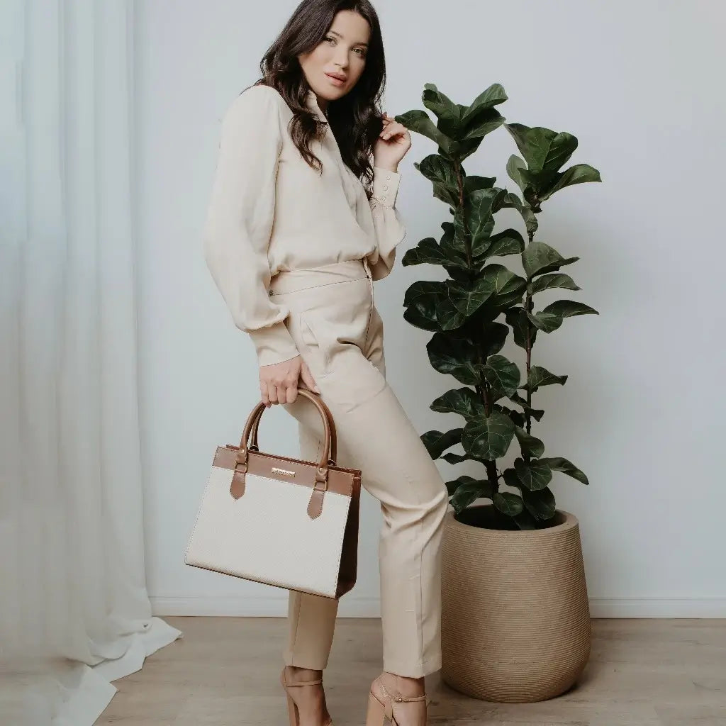 Bolsa-de-Mão-Feminina-Giulia-Nude-Creme-Preta-bolsa-feminina-promoção-bolsa-de-couro-feminina-bolsa-tiracolo-bolsa-tiracolo-feminino-bolsa-tiracolo-feminina-bolsa-de-couro-feminina-bolsa-de-mao-bolsa de-mao-viagem-bolsa-de-mao-festa-bolsa-feminina-transversal-bolsa-grande-bolsa-grande-feminina		