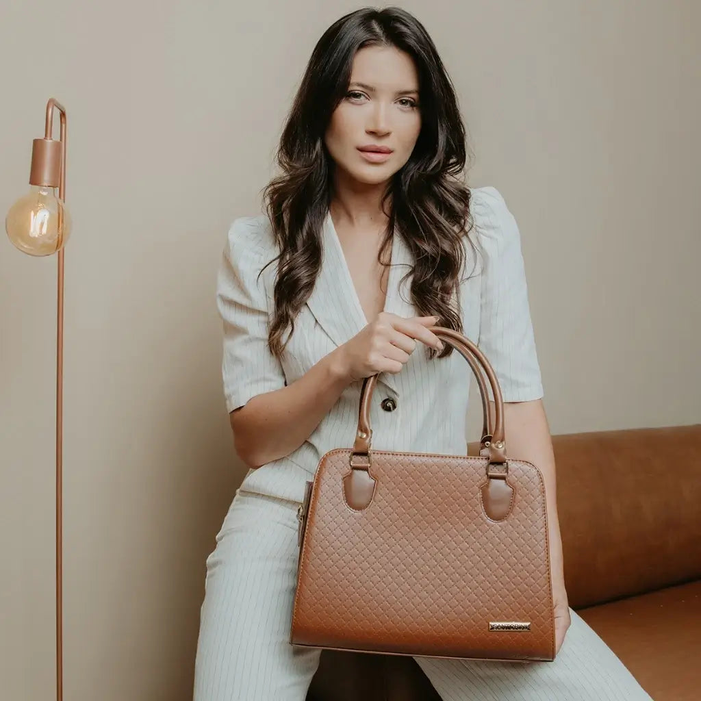 Bolsa-de-Mao-Feminina-Isabella-Marrom-bolsa-feminina-promoção-bolsa-de-couro-feminina-bolsa-tiracolo-bolsa-tiracolo-feminino-bolsa-tiracolo-feminina-bolsa-de-couro-feminina-bolsa-de-mao-bolsa de-mao-viagem-bolsa-de-mao-festa-bolsa pequena-bolsa-pequena-feminino-bolsa-pequena-feminina-transversal-bolsa-grande-bolsa-grande-feminina		