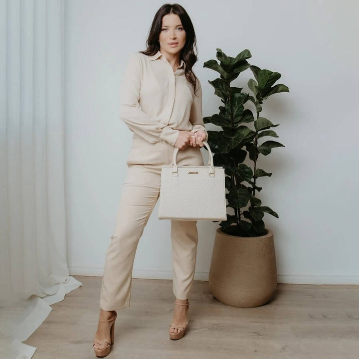 Bolsa-de-Mao-Feminina-Lourdes-Cor-Creme-Modelo-bolsa-feminina-promoção-bolsa-de-couro-feminina-bolsa-tiracolo-bolsa-tiracolo-feminino-bolsa-tiracolo-feminina-bolsa-de-couro-feminina-bolsa-de-mao-bolsa de-mao-viagem-bolsa-de-mao-festa-bolsa-feminina-transversal-bolsa-grande-bolsa-grande-feminina		