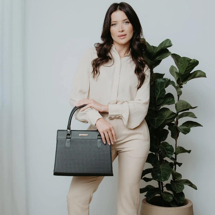 Bolsa-de-Mao-Feminina-Lourdes-Nude-Cor-Modelo-2-bolsa-feminina-promoção-bolsa-de-couro-feminina-bolsa-tiracolo-bolsa-tiracolo-feminino-bolsa-tiracolo-feminina-bolsa-de-couro-feminina-bolsa-de-mao-bolsa de-mao-viagem-bolsa-de-mao-festa-bolsa-feminina-transversal-bolsa-grande-bolsa-grande-feminina		