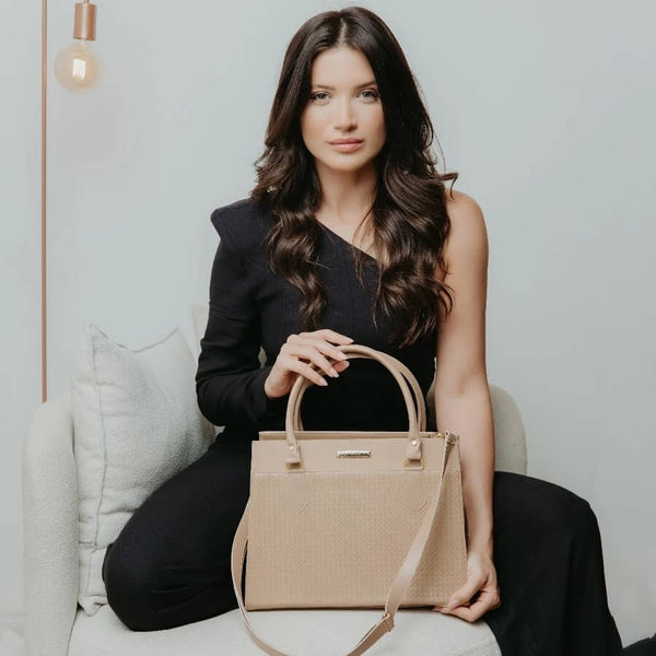 Bolsa-de-Mao-Feminina-Lourdes-Nude-bolsa-feminina-promoção-bolsa-de-couro-feminina-bolsa-tiracolo-bolsa-tiracolo-feminino-bolsa-tiracolo-feminina-bolsa-de-couro-feminina-bolsa-de-mao-bolsa de-mao-viagem-bolsa-de-mao-festa-bolsa-feminina-transversal-bolsa-grande-bolsa-grande-feminina		