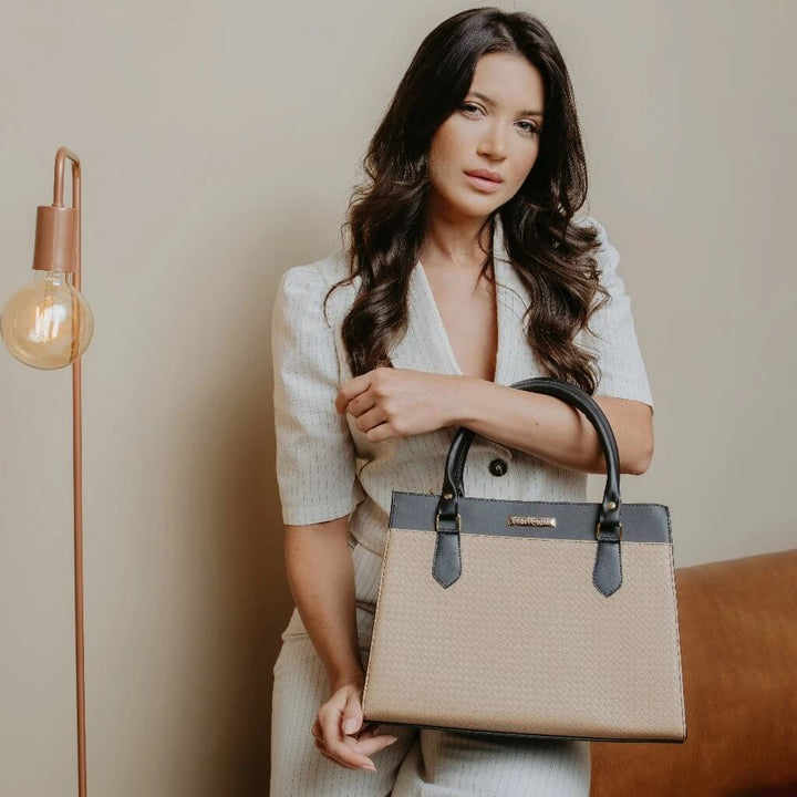 Bolsa-de-Mao-Feminina-Lourdes-Preta-Nude-bolsa-feminina-promoção-bolsa-de-couro-feminina-bolsa-tiracolo-bolsa-tiracolo-feminino-bolsa-tiracolo-feminina-bolsa-de-couro-feminina-bolsa-de-mao-bolsa de-mao-viagem-bolsa-de-mao-festa-bolsa-feminina-transversal-bolsa-grande-bolsa-grande-feminina		