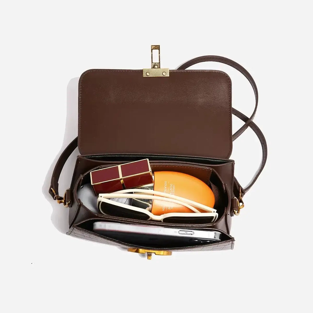 Bolsa-de-Mao-Feminina-Transversal-Luna-Cafe-Cm-Acessorios-bolsa-feminina-promoção-bolsa-de-couro-feminina-bolsa-tiracolo-bolsa-tiracolo-feminino-bolsa-tiracolo-feminina-bolsa-de-couro-feminina-bolsa-de-mao-bolsa de-mao-viagem-bolsa-de-mao-festa-bolsa pequena-bolsa-pequena-feminino-bolsa-pequena-feminina-transversal	
