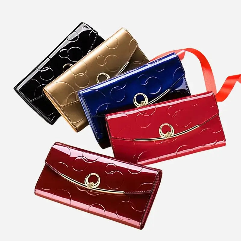Carteira-de-Mão-em-Couro-Vivienne-Dourado-com-Acabamento-Brilhante-e-Design-Premium
