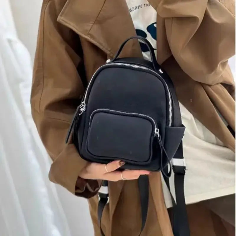 Mochila-Feminina-de-Couro-Noelle-Preta-Modelo-2-Preta-bolsa-mochila-feminina-bolsa-mochila-feminina-couro-bolsa-mochila-feminina-de-couro-bolsa-mochila-feminina-pequena-bolsa-mochila-feminina-em-promoção-bolsa-mochila-feminina-preta