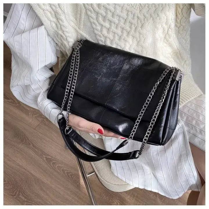 Bolsa-Tiracolo-Feminina-Preta-Isadora-Preta-Segurando-De-Lado-bolsa-tiracolo-pequena-bolsa-feminina-promoção-bolsa-de-couro-feminina-bolsa-tiracolo-bolsa-tiracolo-feminino-bolsa-tiracolo-feminina-bolsa-tiracolo-schutz